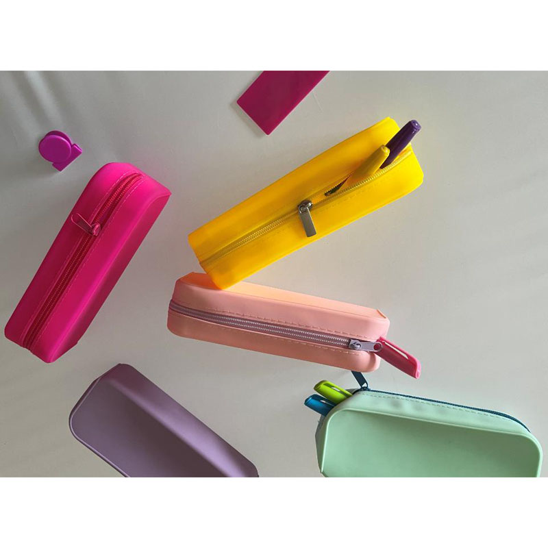 What are the differences between silicone pencil bag and cloth pencil bag